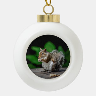 Eekhoorn met pinda's keramische bal ornament