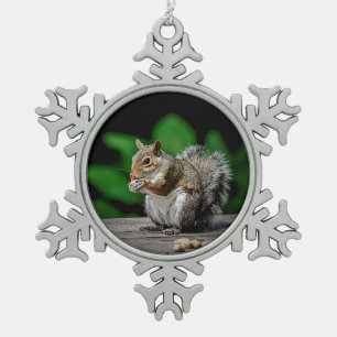 Eekhoorn met pinda's tin sneeuwvlok ornament