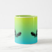 Eekhoorn met Tennis Racket op tropische achtergron Tweekleurige Koffiemok (Center)