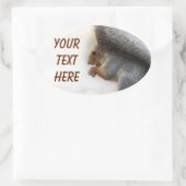 Eekhoorn op een bank en noten ovale sticker (Tas)