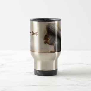 Eekhoorn op een bank en noten reisbeker