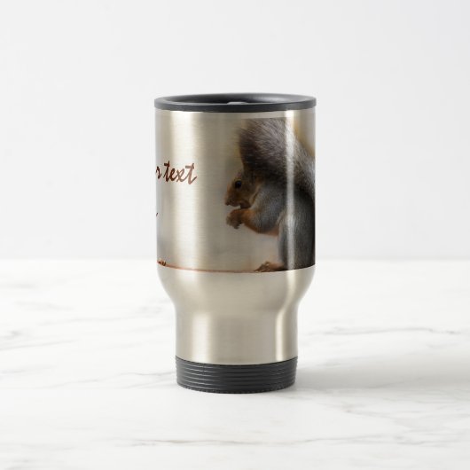 Eekhoorn op een bank en noten reisbeker (Center)