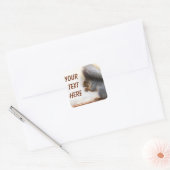 Eekhoorn op een bank en noten vierkante sticker (Envelop)