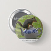 Eekhoorn op een theepot ronde button 5,7 cm (Voorkant /achterkant)