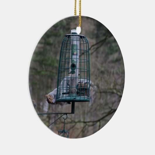 Eekhoorn op vogelvoer keramisch ornament (Rechts)