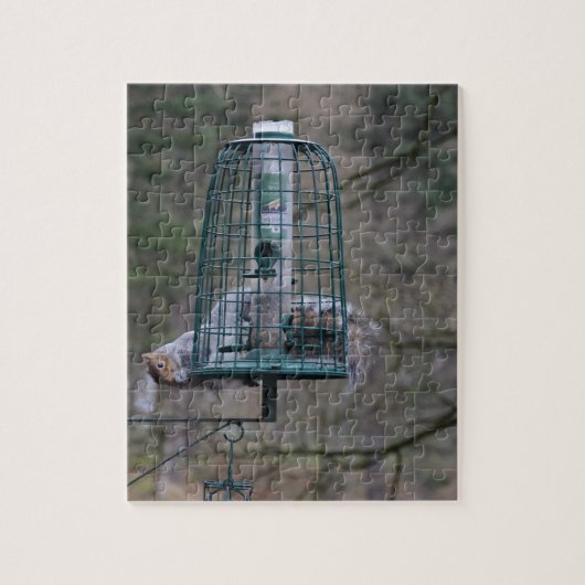 Eekhoorn op vogelvoer legpuzzel (Verticaal)