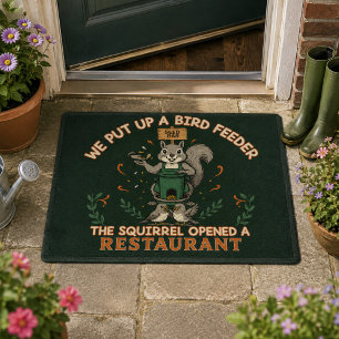 Eekhoorn opent restaurant Grappige vogelvoederbak Deurmat