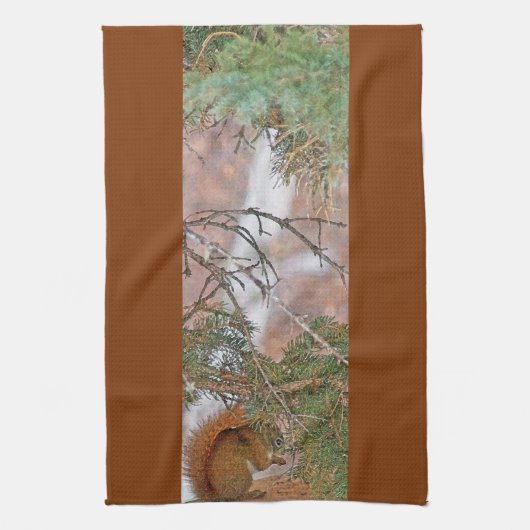 Eekhoorn, pijnboom en keukenhanddoek (Verticaal)