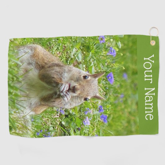 Eekhoorn tussen wilde Violetten Golfhanddoek (Horizontaal)