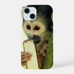 Eekhoornaapje eet een wafelbiscuit iPhone 15 case