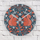 eekhoornbos ronde klok<br><div class="desc">Rode eekhoorn bos bospatroon met dennenappels, dennentakken, eikels, eikenbladeren en bessen. Perfect voor een meerhuis of seizoensgebonden kamerinrichting. Originele versie door Nic Squirrell.</div>