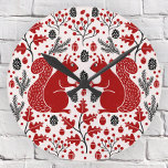 eekhoornbos ronde klok<br><div class="desc">Rode eekhoorn bos bospatroon met dennenappels,  dennentakken,  eikels,  eikenbladeren en bessen. Perfect voor een meerhuis of seizoensgebonden kamerinrichting. Originele versie door Nic Squirrell.</div>