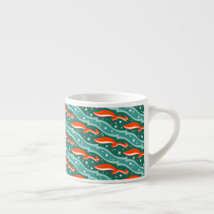 Eekhoorns die in de sneeuw springen op een kerstbo espresso kop