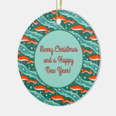 Eekhoorns die in de sneeuw springen op een kerstbo keramisch ornament (Links)