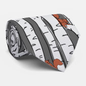 Eekhoorns in berken bomen op grijs, eikels onder stropdas (Opgerold)