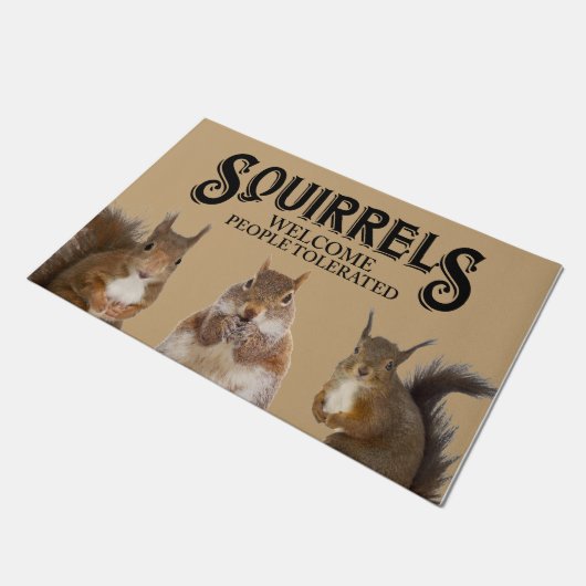Eekhoorns verwelkomen mensen die getolereerd worde deurmat (Schuin)
