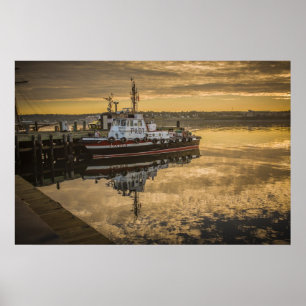 Een aangemeerde pilotenboot bij Sunrise Halifax, N Poster