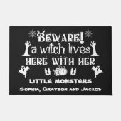 Een aangepaste heks woont hier met haar kleine mon deurmat (Voorkant)