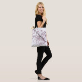 Een aanraking met roze bladeren tote bag (Op model)