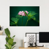 Een aanraking van Roze in de Groene Druk Poster (Thuiskantoor)