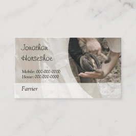 Een aansteker die een schoen op een hoed nadert visitekaartje