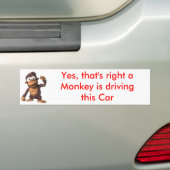 Een aap die een auto bestuurt bumpersticker (Op auto)