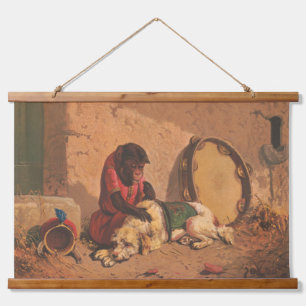 Een aap en een hond met een grote tamboerijn hangend wandkleed