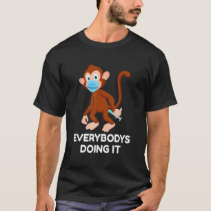 Een aap met vaccin en masker zegt dat iedereen doe t-shirt