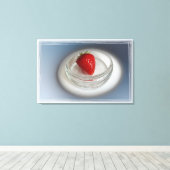 Een aardbei in een bekertje canvas afdruk (Insitu (Houten vloer))