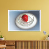 Een aardbei in een bekertje canvas afdruk (Insitu (Woonkamer))