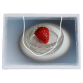 Een aardbei in een bekertje groot cadeauzakje (Voorkant)