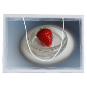 Een aardbei in een bekertje groot cadeauzakje (Achterkant)