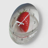 Een aardbei in een bekertje grote klok (Hoek)