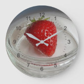Een aardbei in een bekertje grote klok (Voorkant)
