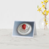 Een aardbei in een bekertje kaart (Gele Bloem)