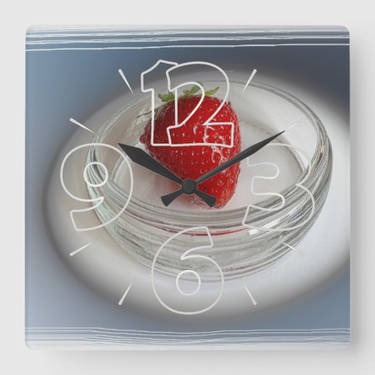 Een aardbei in een bekertje vierkante klok (Voorkant)