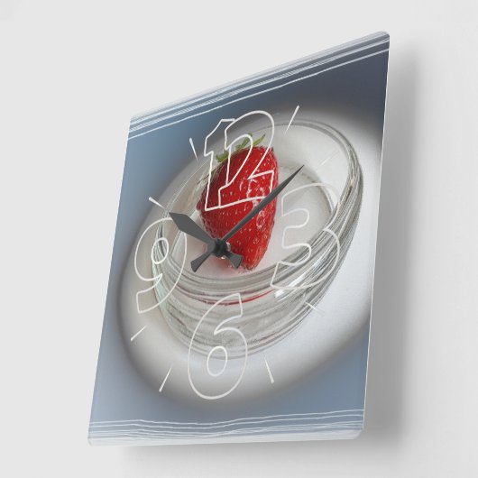 Een aardbei in een bekertje vierkante klok (Hoek)