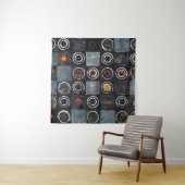 een abstract schilderij; een raster van gestempeld wandkleed (In situ)