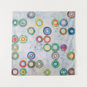 een abstract schilderij; meerkleurige cirkels op e wandkleed