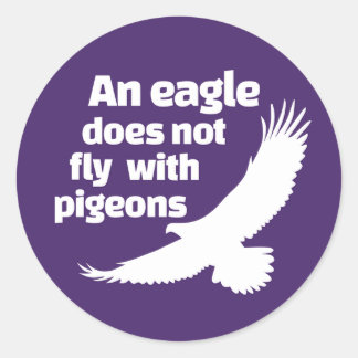 Een adelaar vliegt niet met duiven ronde sticker