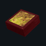 Een Afbeelding met aardegeel en bruin leder Cadeaudoosje<br><div class="desc">Een coole rustige natuur met het thema afbeelding. Macrofoto met een oortige textuur van een oud stervend blad met interessante gevlekte bruine vlekken. Dit intrigerende blad heeft nog een leven in zich waarin gouden en gele tinten en levendige groene aders door het lichaam heen lopen.</div>