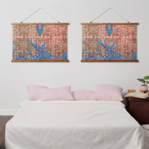 Een afbeelding van een blauw en beige sjaal hangend wandkleed