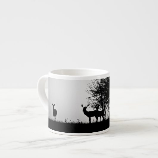 Een afbeelding van een hert in de ochtend mist espresso kop (Links)