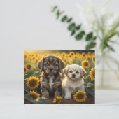 Een afbeelding van twee puppies in zonnebloemen ve briefkaart (Staand voorkant)