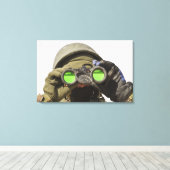 Een Afghaanse soldaat scant de horizon af Canvas Afdruk (Insitu (Houten vloer))