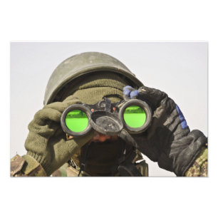 Een Afghaanse soldaat scant de horizon af Foto Afdruk