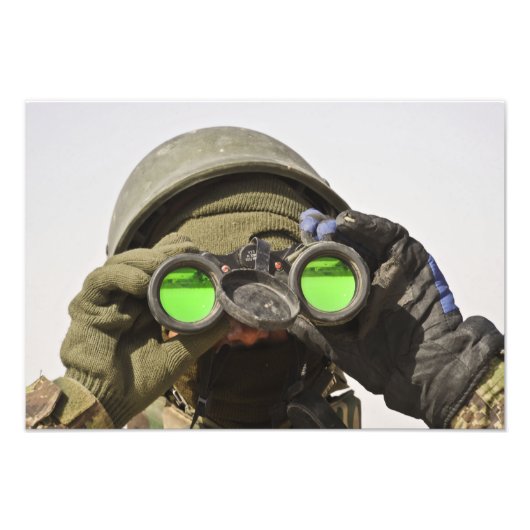 Een Afghaanse soldaat scant de horizon af Foto Afdruk (Voorkant)