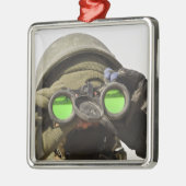 Een Afghaanse soldaat scant de horizon af Metalen Ornament (Links)