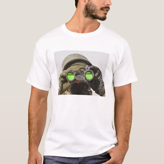 Een Afghaanse soldaat scant de horizon af T-shirt (Voorkant)