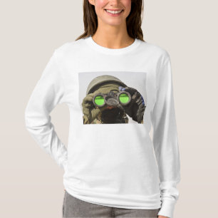 Een Afghaanse soldaat scant de horizon af T-shirt